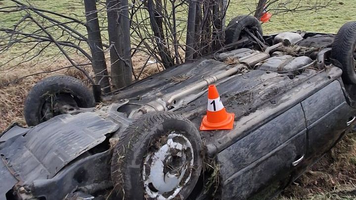 Zfetovaný osmnáctiletý řidič otočil na Jesenicku auto na střechu. Jely s ním dvě dívky